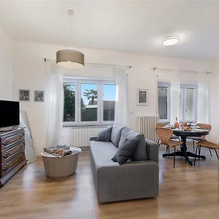 Gaia On Hill: 2br With Ac And Outdoor Space - Happy